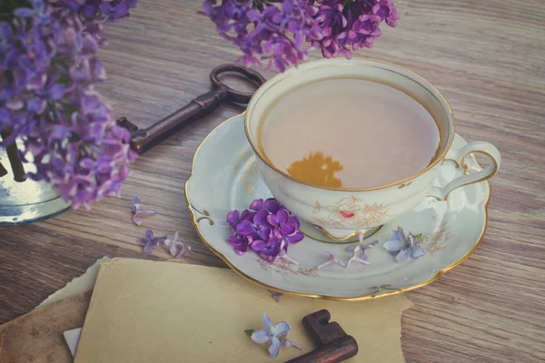 Letní šálek čaje s Lila — Stock fotografie