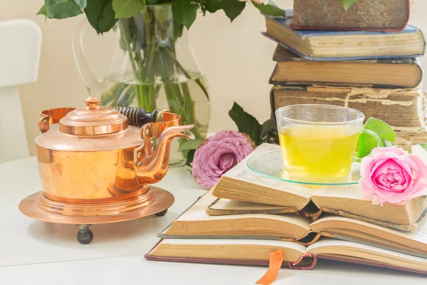 Чашка чаю з книгами — стокове фото