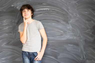 Kara tahtada yazan çocuk.