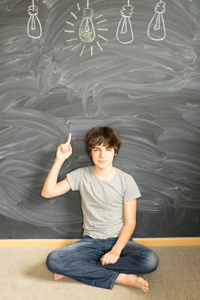 Adolescente menino chegando uma ideia — Fotografia de Stock