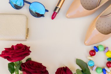 Çıplak renkli topuklu natürmort