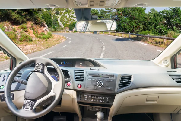 Autoscheibe mit Straße — Stockfoto