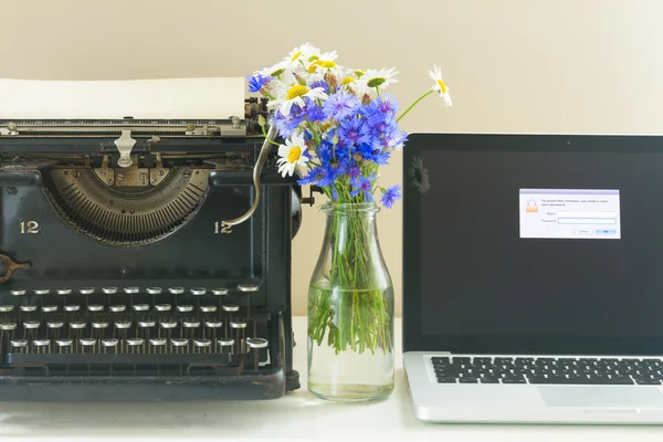 Máquina de escribir en la mesa — Foto de Stock