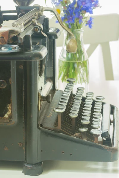 Schreibmaschine auf dem Tisch — Stockfoto