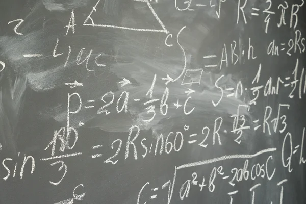 Формули математики на чорній дошці — стокове фото