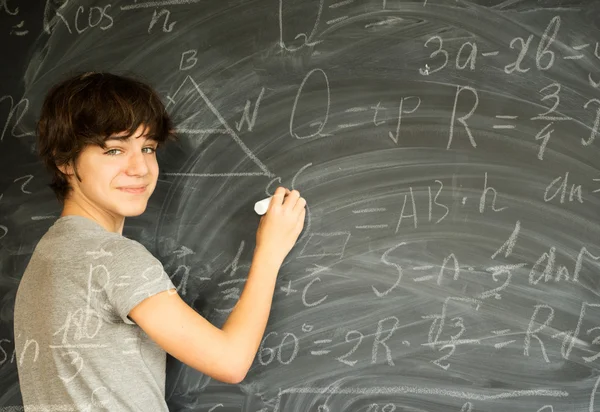Adolescente chico consiguiendo una idea — Foto de Stock