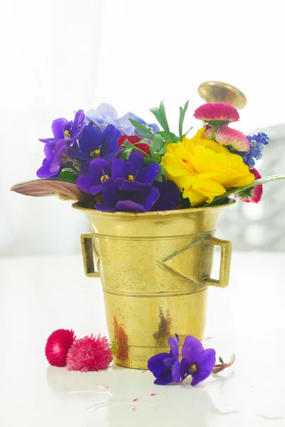 Flores Frescas Argamassa Dourada Vintage Fitoterapia — Fotografia de Stock