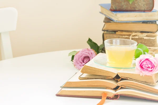 Чашка Чаю Склянці Старими Книгами Трояндовою Квіткою Копією Простору — стокове фото