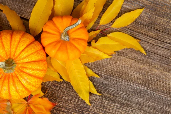 Orange Pumpkins Fall Yellow Leaves Wooden Textured Table Top View — Stock Photo, Image