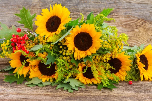 Bunch Fresh Sunflowers Green Leaves Red Berries Wood — Stock Photo, Image