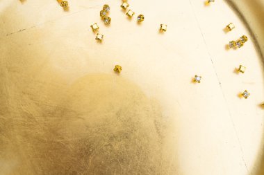 Renkli yumurtalarla Paskalya sahnesi