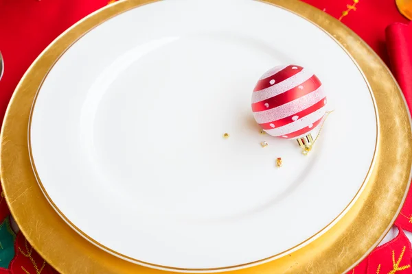 Navidad Vacío Plato Blanco Dorado Con Bola Navidad — Foto de Stock