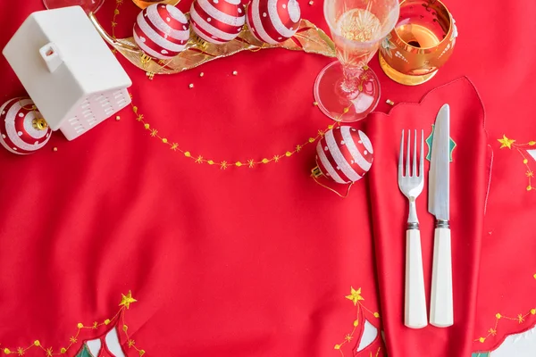 Mesa Navidad Con Paño Rojo Decoraciones Navideñas Cuchillo Tenedor Copas — Foto de Stock