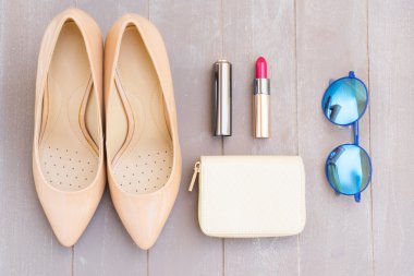 Çıplak renkli topuklu natürmort