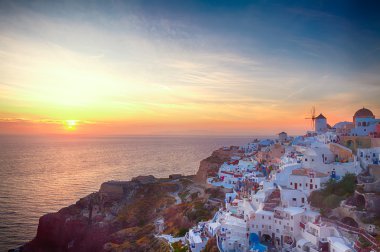 Gün batımında Oia 'nın rüzgar gülü, Santorini.