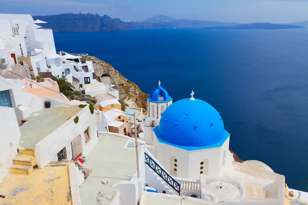 Widok na kalderę z niebieskimi kopułami, Santorini — Zdjęcie stockowe