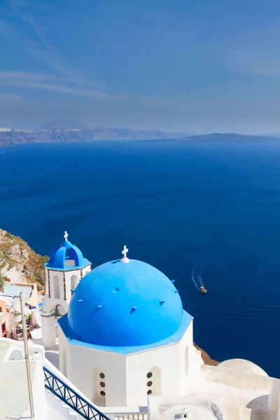 Tradicional cúpula azul con mar, Santorini —  Fotos de Stock