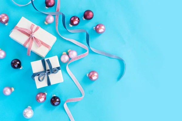 Christmas flat lay scene with golden decorations — Stock Photo, Image