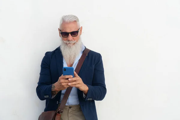 Senior man med en telefon — Stockfoto