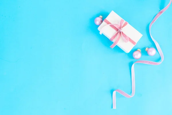 Christmas flat lay scene with golden decorations — Stock Photo, Image