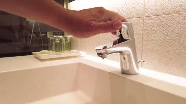 Lavado de manos bajo agua corriente — Vídeo de stock