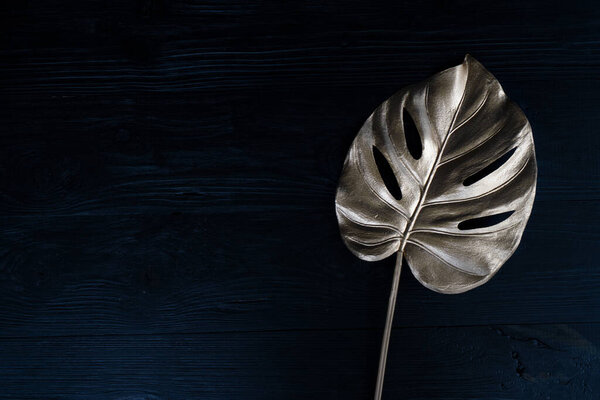 Золотые тропические листья