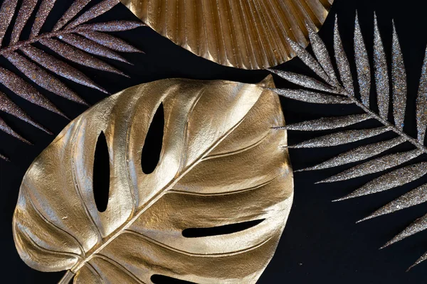 Золотые тропические листья — стоковое фото