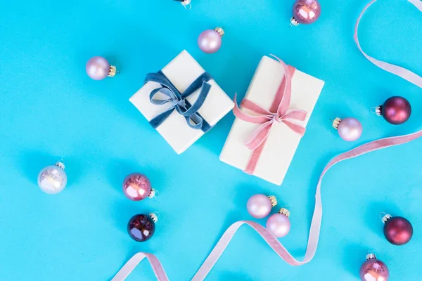 Christmas flat lay scene with golden decorations — Stock Photo, Image