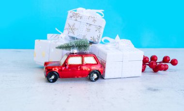 Hediye kutularıyla Noel sahnesi