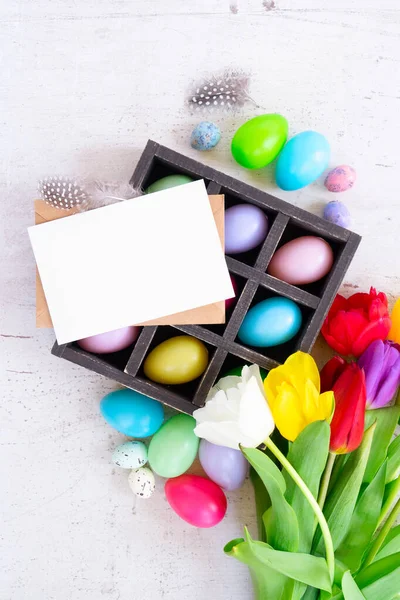 Velikonoční vejce s tulipány — Stock fotografie