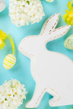 Renkli yumurtalarla Paskalya sahnesi