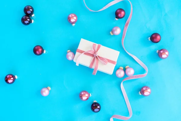 Christmas flat lay scene with golden decorations — Stock Photo, Image