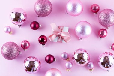 Pembe üzerine Noel süslemeleri