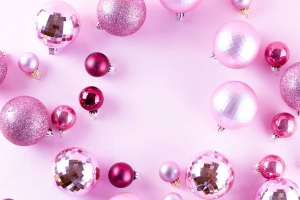 Χριστουγεννιάτικα στολίδια σε ροζ — Φωτογραφία Αρχείου