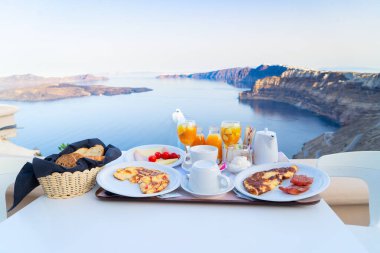 Deniz kenarında taze kahvaltı.