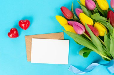 Pembe, porsuk ve mor lale çiçekleri.