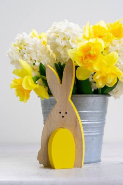 Renkli yumurtalarla Paskalya sahnesi