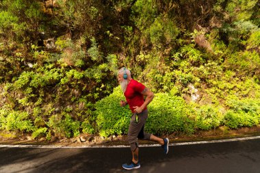 Kıdemli adam spor egzersizleri yapıyor.