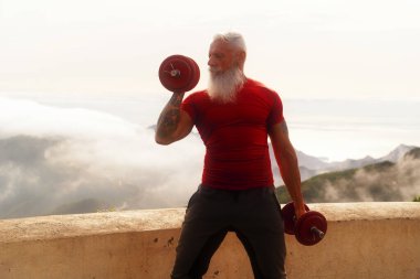 Kıdemli adam spor egzersizleri yapıyor.