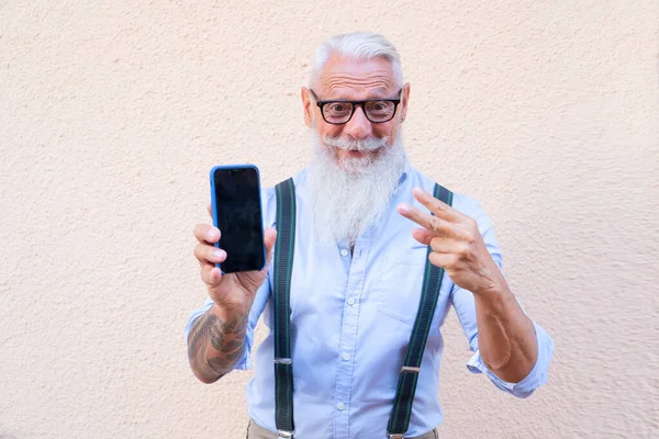 Homme âgé avec un téléphone — Photo