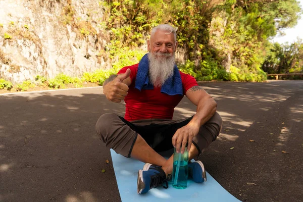 Старший делает спортивные упражнения — стоковое фото