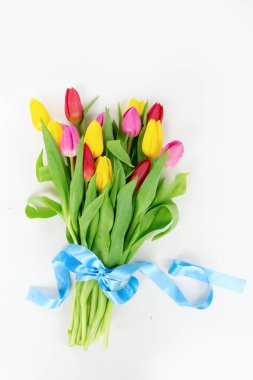 Pembe, porsuk ve mor lale çiçekleri.