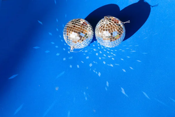 Disco bolas sobre fondo azul —  Fotos de Stock