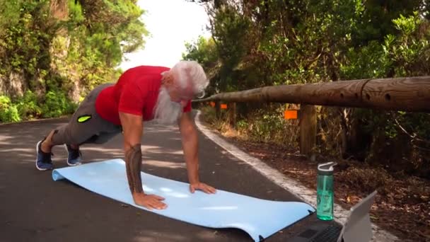 Homem sênior fazendo exercícios esportivos — Vídeo de Stock