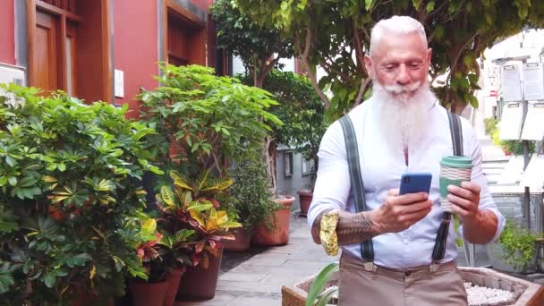 Uomo anziano con un telefono — Video Stock