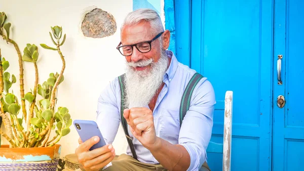 Homme âgé avec un téléphone — Photo