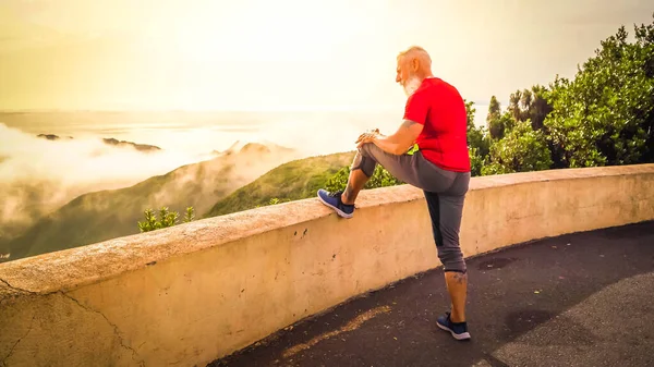 Hombre mayor haciendo ejercicios deportivos — Foto de Stock