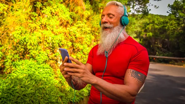 Homme âgé faisant des exercices sportifs — Photo