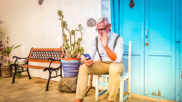 Hombre mayor con teléfono — Foto de Stock