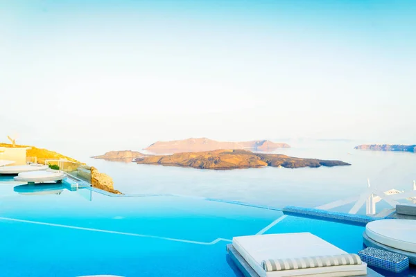 Pool and view of Santorini caldera — Stock Photo, Image